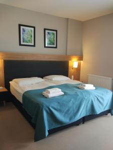 pokój hotelowy z 2 łóżkami i ręcznikami w obiekcie Bulwary Biznes w Mielcu