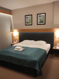 sypialnia z łóżkiem z dwoma ręcznikami w obiekcie Bulwary Biznes w Mielcu