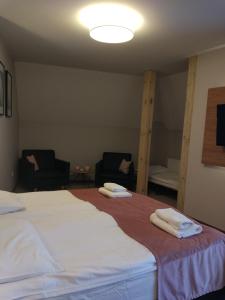 ミエレツにあるBulwary Biznesのベッドルーム1室(ベッド1台、タオル2枚付)