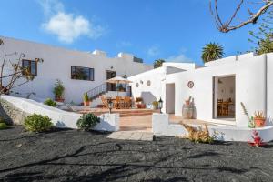 a white house with a courtyard and a patio at Casa Maria Dolores in Haría