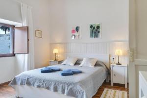 a bedroom with a bed with two blue towels on it at Casa Maria Dolores in Haría