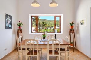 d'une salle à manger avec une table, des chaises et une fenêtre. dans l'établissement Casa Maria Dolores, à Haría