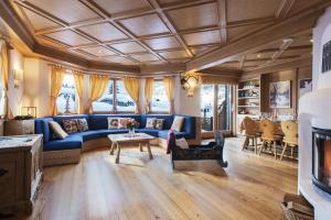 a living room with a blue couch and a table at ThermenChalet in Bad Kleinkirchheim