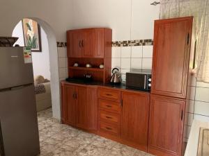 A kitchen or kitchenette at Juda Haus Lodge