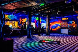 Zimmer mit einer Bühne mit Neonbeleuchtung in der Unterkunft Bel Mare Resort in Misdroy