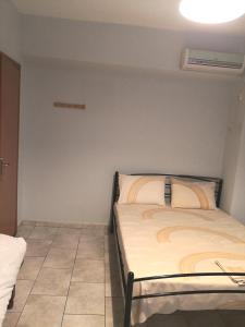 Tempat tidur dalam kamar di House in the center of Piraeus next to the port and the metro!!