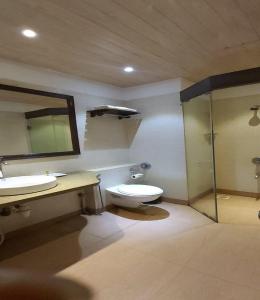 Koupelna v ubytování Tangerine Boutique Resort