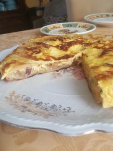 una rebanada de pastel en un plato blanco en una mesa en La Terrazza sui Vigneti-Rovescala, en San Damiano al Colle