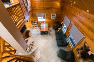 eine Draufsicht auf ein Wohnzimmer mit einer Couch in der Unterkunft Riekko Chalet in Rovaniemi