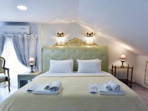 Ένα ή περισσότερα κρεβάτια σε δωμάτιο στο Royal House by RentalsPro - Nea Moudania Halkidiki