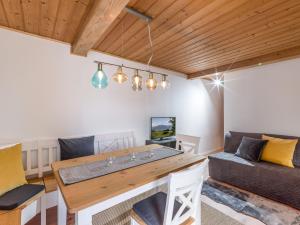 Un comedor con una mesa y un sofá. en Grabner Riedleiten Bienenhaus, en Oberaudorf
