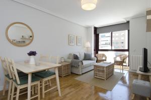 een woonkamer met een tafel en een bank bij Apartamento Salamanca VI en Madrid in Madrid