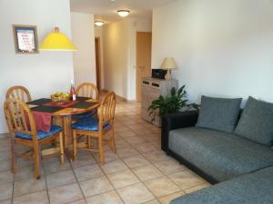 sala de estar con mesa y sofá en Seeholiday - Ferienwohnung Korte, en Meersburg