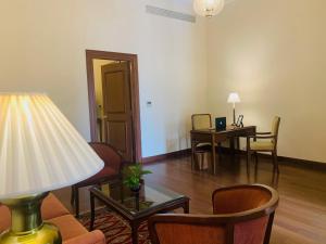 TV a/nebo společenská místnost v ubytování Maidens Hotel New Delhi
