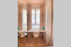een eetkamer met een tafel en stoelen en een raam bij Duplex Suite Sultanahmet in Istanbul