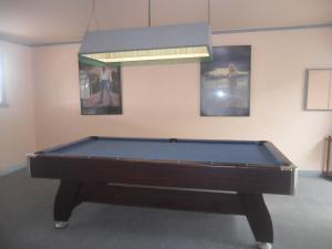 einen Billardtisch in einem Zimmer mit einer Decke in der Unterkunft Motel Dimboola in Dimboola