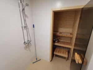małą szafę z ławką w pokoju w obiekcie 2-Bedroom Royal Apartment with Own Sauna in Kotka w mieście Kotka