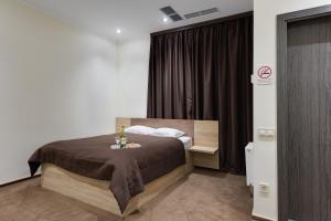 Tempat tidur dalam kamar di Twin Apart Hotel