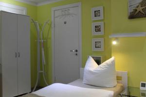 sypialnia z białym łóżkiem i prysznicem w obiekcie XXS Appartement Junghans w mieście Silberstedt