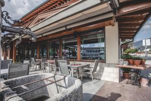 un patio con mesas y sillas en un edificio en Gasthof Schmalzerhof, en Weer