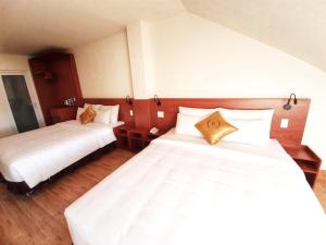 Postel nebo postele na pokoji v ubytování Rinny Hotel