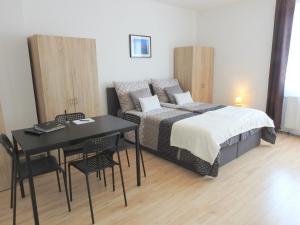 Posteľ alebo postele v izbe v ubytovaní Apartments CITY Stadion