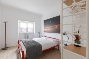 ein weißes Schlafzimmer mit einem Bett und einem Fenster in der Unterkunft Roman Residenza in Rom