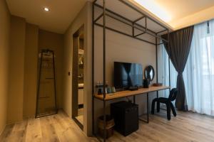花蓮市的住宿－花蓮市上海102電梯旅宿，客房配有书桌和高架床。