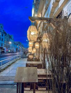 萊比錫的住宿－默斯伯格霍夫酒店，夜间在建筑物旁人行道上的一个长凳