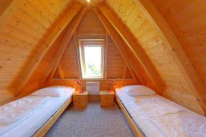 een slaapkamer met 2 bedden op een houten zolder bij Strandvogt 2 MS6 in Dorum Neufeld