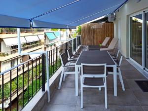 patio ze stołem, krzesłami i parasolem w obiekcie Athens Sweet Home w Atenach