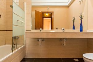een badkamer met een wastafel, een bad en een spiegel bij Duplex Pedroza in Pozo Izquierdo