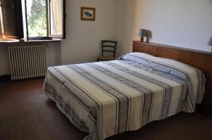 A bed or beds in a room at La Colombera in Toscana
