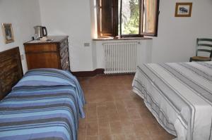 A bed or beds in a room at La Colombera in Toscana