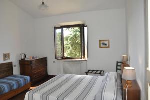 A bed or beds in a room at La Colombera in Toscana