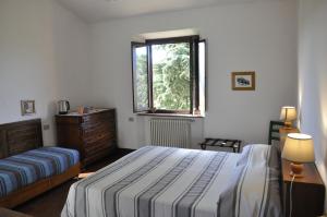 A bed or beds in a room at La Colombera in Toscana