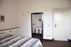 A bed or beds in a room at La Colombera in Toscana