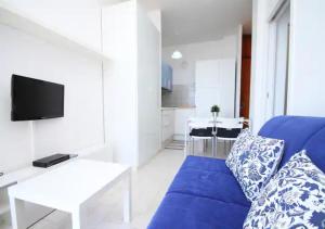 Televízia a/alebo spoločenská miestnosť v ubytovaní Appartamento Sul Mare