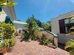 een binnenplaats van een huis met planten en bomen bij Newlands Guest House in Kaapstad