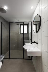 Ένα μπάνιο στο Comfort Hotel East Melbourne