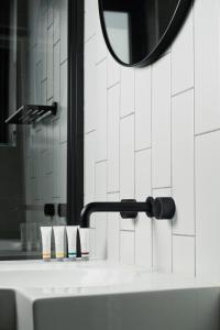 a bathroom with a sink and a mirror at Comfort Hotel East Melbourne in Melbourne
