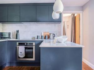 A kitchen or kitchenette at Manor Barn 