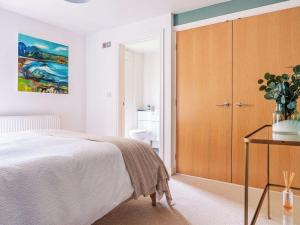 A bed or beds in a room at Manor Barn 