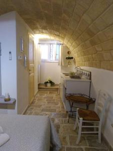 Habitación pequeña con mesa y cocina en IL Borgo Antico b&b, en Altamura