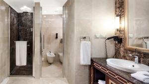 A bathroom at Crowne Plaza Istanbul Asia by IHG