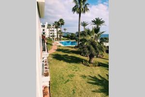 - une vue depuis le balcon d'un complexe avec piscine dans l'établissement Casa Vista, à Malaga