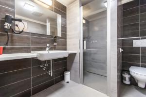 Ванна кімната в Hotel Kurdějov - Bed and Breakfast