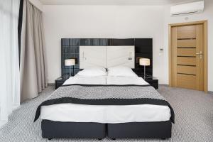 sypialnia z dużym łóżkiem z 2 lampami w obiekcie Diune Hotel by Zdrojowa w Kołobrzegu