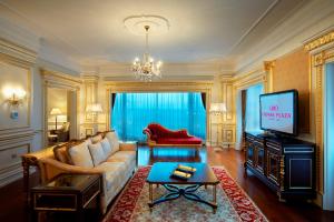 A television and/or entertainment centre at Crowne Plaza Istanbul Asia by IHG