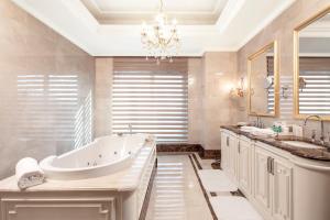 A bathroom at Crowne Plaza Istanbul Asia by IHG